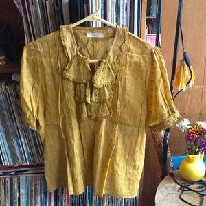 Pretty Doen blouse with embroidery and ruffles.